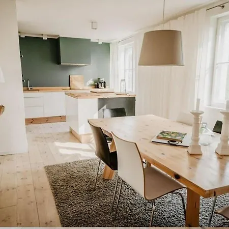 Haus Mit Wasserblick بيت للعطل